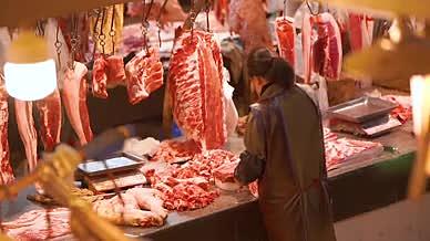 4k实拍市井生活市场肉摊售卖猪肉剁肉升格视频的预览图
